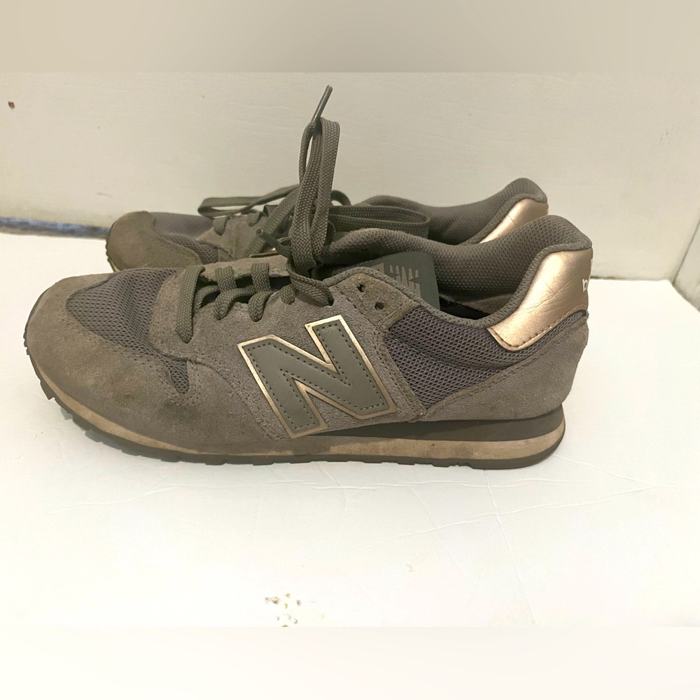 New Balance 500 Sneakers Women 9 Grey rose gold GW500SG